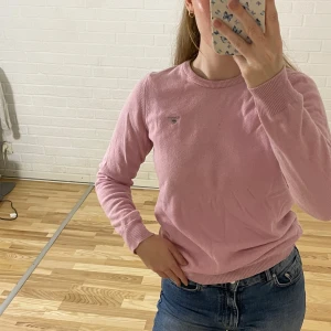 Stickad tröja från gant - Stickad rosa tröja från gant. Har ett hål vid armudden som man kan se på sista bilden. Annars i super fint skick, knappt använd 💌upplevs som lite mindre i storleken! 