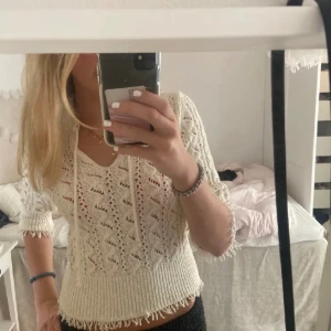 Stickad tröja - Så fin trekvartsärmad tröja. Köpt här på Plick och endast använt 1 gång då den inte kommer till användning❤️