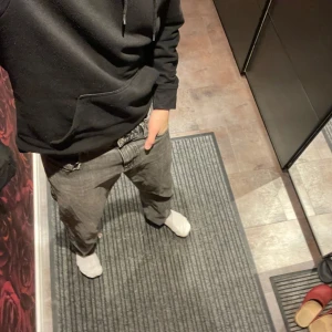 Sköna jeans från Next - Perfekta för hösten, ett par grå jeans från next. Bra kvalite och inga skador på jeansen, storleken är 32R och passar mig som e 185 och 75 kg