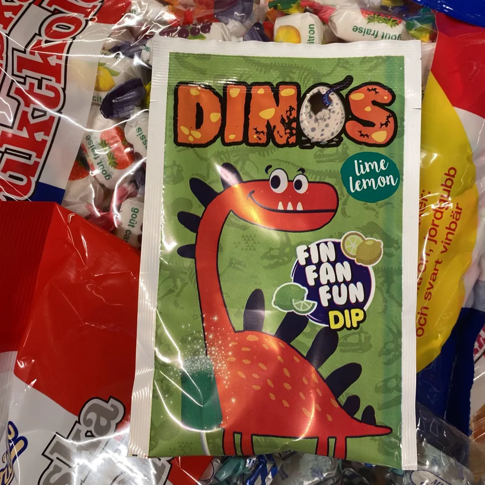 En rolig och färgglad påse med lime och citron smak från Cerdán. Förpackningen har en söt dinosaurie på framsidan och innehåller ett syrligt pulver som är perfekt för att doppa godis i. Perfekt för en kul och smakrik upplevelse!. Parfym.