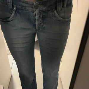 Lågmidjade  - Jag har sprättat upp dem så de är lite långre Innerbenslångden 79 cm och midjemått 40 cm