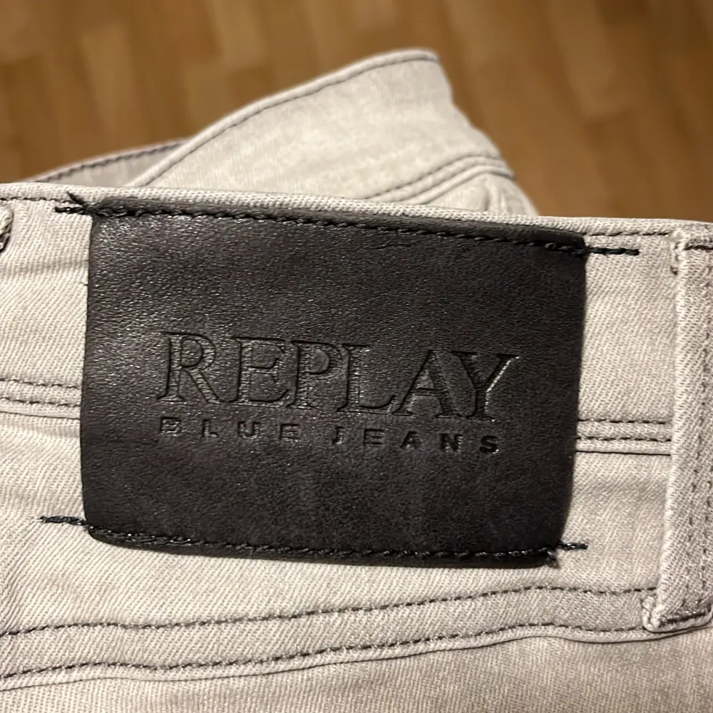 Ett par replay jeans i modellen ”anbass” skick 9/10. Skulle säga att dem passar dig som har upp till L32 också. Skriv till mig vid frågor eller fler bilder. . Jeans & Byxor.