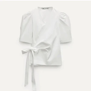 Zara omlott topp -  Omlott topp från Zara. Oanvänd och prislappen är på! 💞