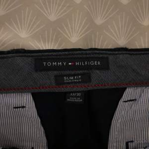 Tommy hilfiger chinos. Storlek 33/30 Inga skador eller fläckar   Nypris:1099 Hör gärna av dig vid frågor Mvh