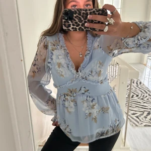 blus veromoda  - en blå söt blus från veromoda, aldrig använd så jättebra skick!