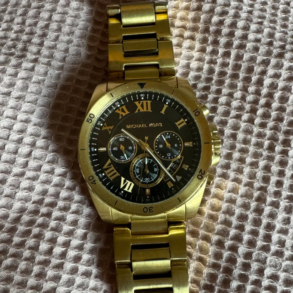 Säljer denna snygga Michael kors klocka för herr, behöver byta batteri annars är den felfri och defekt fri . Accessoarer.