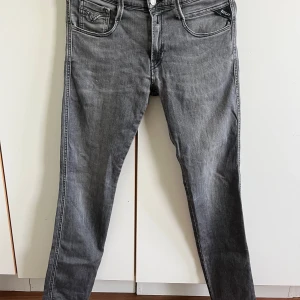 Replay anbass jeans  - Säljer nu mina Replay jeans då jag tyvärr vuxit ur dom. Storlek är w29 l32. Byxorna är sparsamt använda och i ett hyfsat skick. 