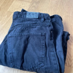 Svarta jeans  - Svarta highwaist straight jeans från Gina tricot, Använd ett par gånger, Storlek 36