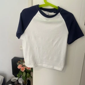 Croppad t-shirt - Tajt croppad T-sjukt, aldrig använd, storlek S, vit och marinblå 