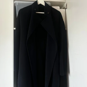 Filippa k kappa - Edina kappa från Filippa k storlek smal. Utmärkt skick! Använd fåtal gånger. Nypris: 8400, mitt pris 4500 (kan diskuteras vid snabbköp). Ull och kashmirblandning. Dk. Navy