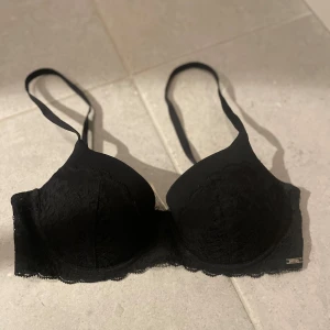 Lindex Bh - Säljer nu denna jättefina bh med spets ifrån Lindex💗 storlek 70 c. Nypris 399kr Nyskick!