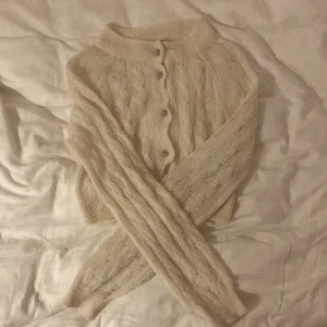 Fin blus🤍 - Superfin genomskinlig blus! I jättebra skick och inga defekter. På bilderna hade jag en tub top under men går också att ha bara som den är💕