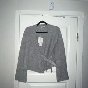 stickad kofta  - säljer koftan pågrund av att jag inte gillar hur den sitter, den är helt oanvänd med lapp kvar. den är köpt från gina💕