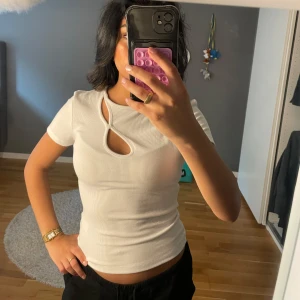 Snygg t shirt - As cool med snygga detaljer. Prislapp kvar, aldrig använt 