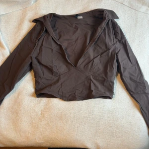 Brun festtopp med slits  - Skitsnygg topp. Använd en gång då det inte är min stil riktigt 🤎 storlek M, köparen står för frakten <3