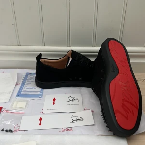 Christian Louboutin skor - Svarta Christian Louboutin skor med nitar 10/10 skick Provade en gång E T T Till E T T Allt som är på bilderna ingår