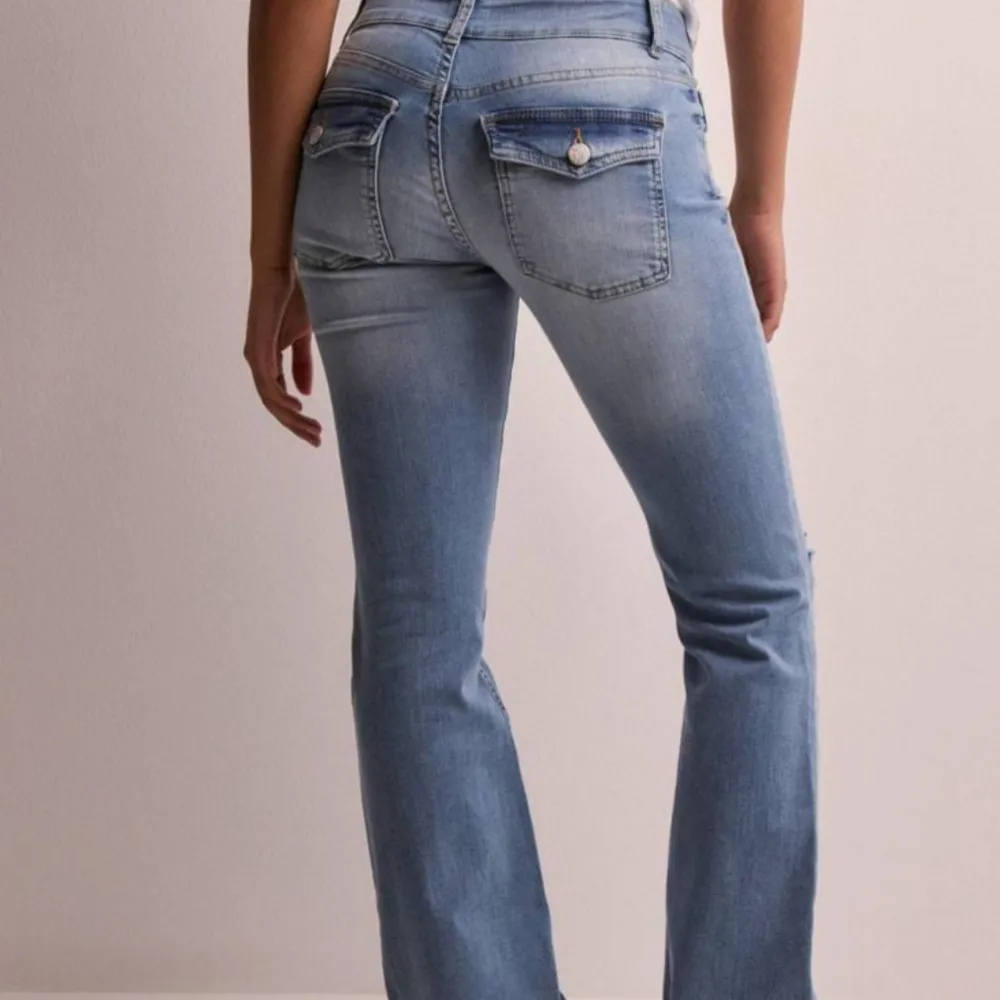 Blåa jeans från Nelly i storlek 32. Jättebra skick, säljer för de inte kommer till användning. Köpte jeansen för 699kr. Skriv vid frågor/bilder eller intresse!💕. Jeans & Byxor.