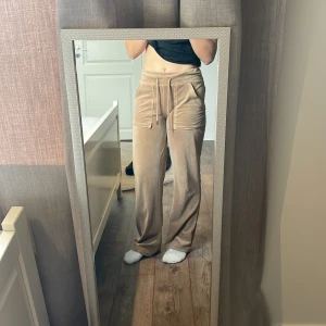 Ljusbruna mjukisbyxor från lager, XS🫶🏼 - Säljer ett par mjukisbyxor från lager 157 pga att jag inte använder de längre de är i bra skick bara lite smått längst ner på benen men inget man tänker på, XS