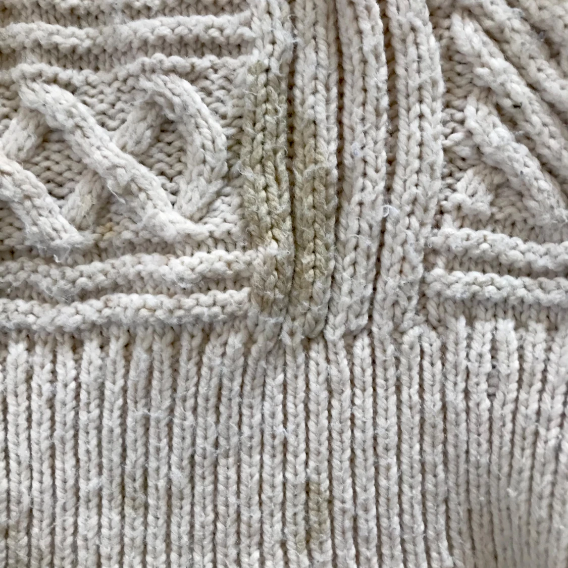 Beige stickad tröja med flätmönster - 91