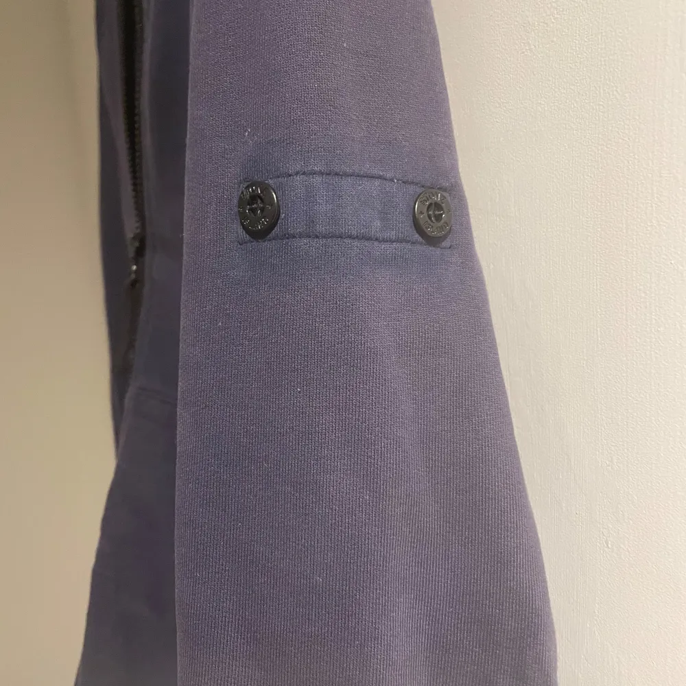 Nu säljer jag min stone island zip som jag köpte för ca 2år sedan.  Storlek: 160-170cm, 14-15år  Ny pris: 2400kr Defekt: ett hål vid ärmen, har inte stone island badgen då jag tappa bort den Pris kan diskuteras  . Hoodies.