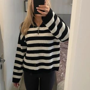 Half zip - Säljer denna fina half zip tröjan från Vero Moda. Den är knappt använd så jättefint skick. Storlek xs, men sitter som S💕
