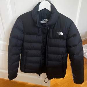 The north face jacka som är sparsamt använd. Foder är äkta dun. Nypris 2500kr.