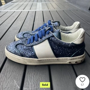 Valentino flycrew  - ( bilderna är från killen jag köpt ifrån) säljer vidare då dem vart lite små på mig❤️❤️