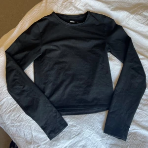 Svart Gina Tricot tröja - Väldigt bra skick då ja inte använt den mer än 4 ggr, säljer pga den  inte kommer till användning, tight men väldigt stretchig så väldigt skön💕