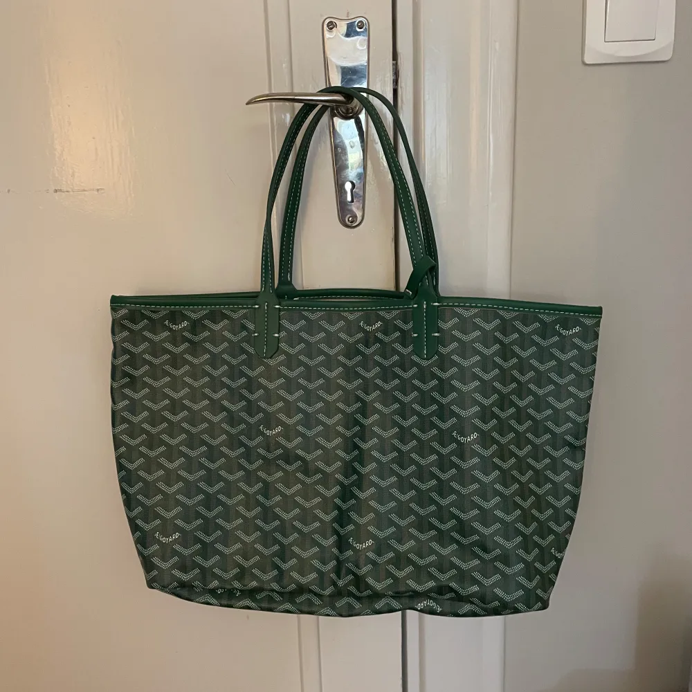 Grön väska från goyard, nyskick, aldrig använd. 270kr, . Väskor.