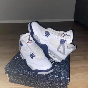 Air Jordan 4 Retro Midnight Navy - Väldigt bra skick, sparsamt använda Storlek 41  Köpare står för frakt  Skosnören och original box medföljer Kvitto från Kickgame UK finns 