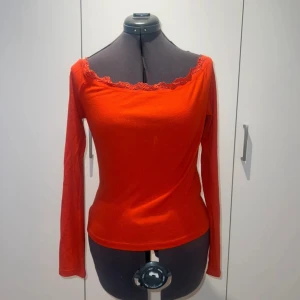 Röd långärmad tröja  - Från Bikbok