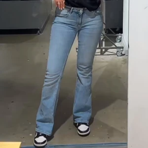 lågmidjade botcut jeans - inte min bild! säljer för att de är för stora för mig 