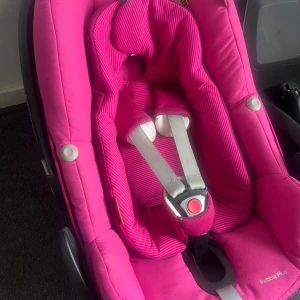 Bilbarnstol  - Bilbarnstol, bilbarnstol bas.  Köpt från Maxi cosi  I bra skick  Vill man ha ena kostar det 400 båda tillsammans 700!