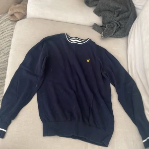 Snygg långtröja  - Det är en stickad lyle & scott tröja som är väldigt snygg! Storlek : 12/13 år  Nyskick Tvättas såklart innan den skickas