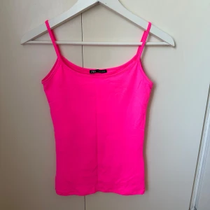 Linne - Linne i neonrosa färg från Zara, knappt använd så i mycket bra skick!