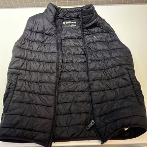 Barnväst  - Everest tunn täckväst i fint skick. 