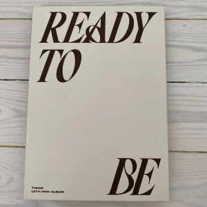 K-pop twice album READY TO BE be version - TWICE! Ready to be album. Jätte fint twice album för k-pip intresserade personer, Inga tecken på användning. Innehåller t.ex  CD, poster, photobook & message photo card. Säljer för att jag tappade intresset!💕 Pris kan diskuteras!!