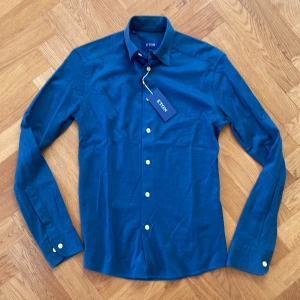 Ny ETON skjorta - Säljer nu dessa stilrena Eton skjorta i nyskick. Eton är kända för sina kvalitativa skjortor och denna är gjord av ett unikt material som får dig att sticka ut! Hör av er vid intresse!🤩