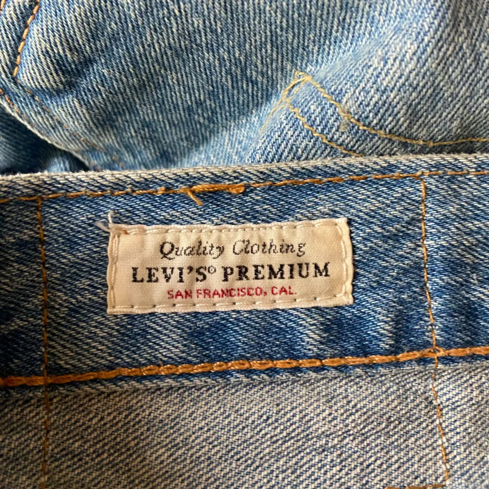 Nya Levi’s 501:or Silver. Kanske använd 1-2 ggr helt ärligt. Storlek W33 L32.  Köpt på zalando eller något men aldrig riktigt använda pga har andra jeans.. Jeans & Byxor.