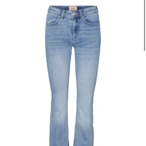 Vmflash  - Säljer dessa super snygga jeansen som tyvärr är för småa för mig, nyskick, storlek XS/32. Midwaist. 250kr✨✨ 