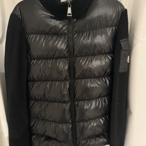 Moncler cardigan - säljer min fina moncler paddel wool cardigan för har ingen användning av den, nypris 11,590kr