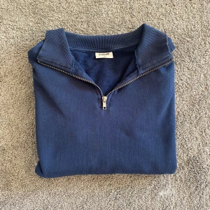 Blå halfzip  - Tjena, säljer min blåa halfzip från Kappahl. Den är i bra skick. pm✉️ för bilder mm.