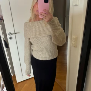 Stickad tröja - Beige stickad tröja