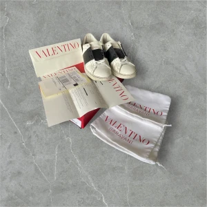 Valentina open - Riktigt sköna valentinos open i storlek 41! Använd fåtal gånger, skick 6/10! Självklart äkta, kvitto, påse och original box medföljer💯Slå en 🛎️ om du är intresserad!