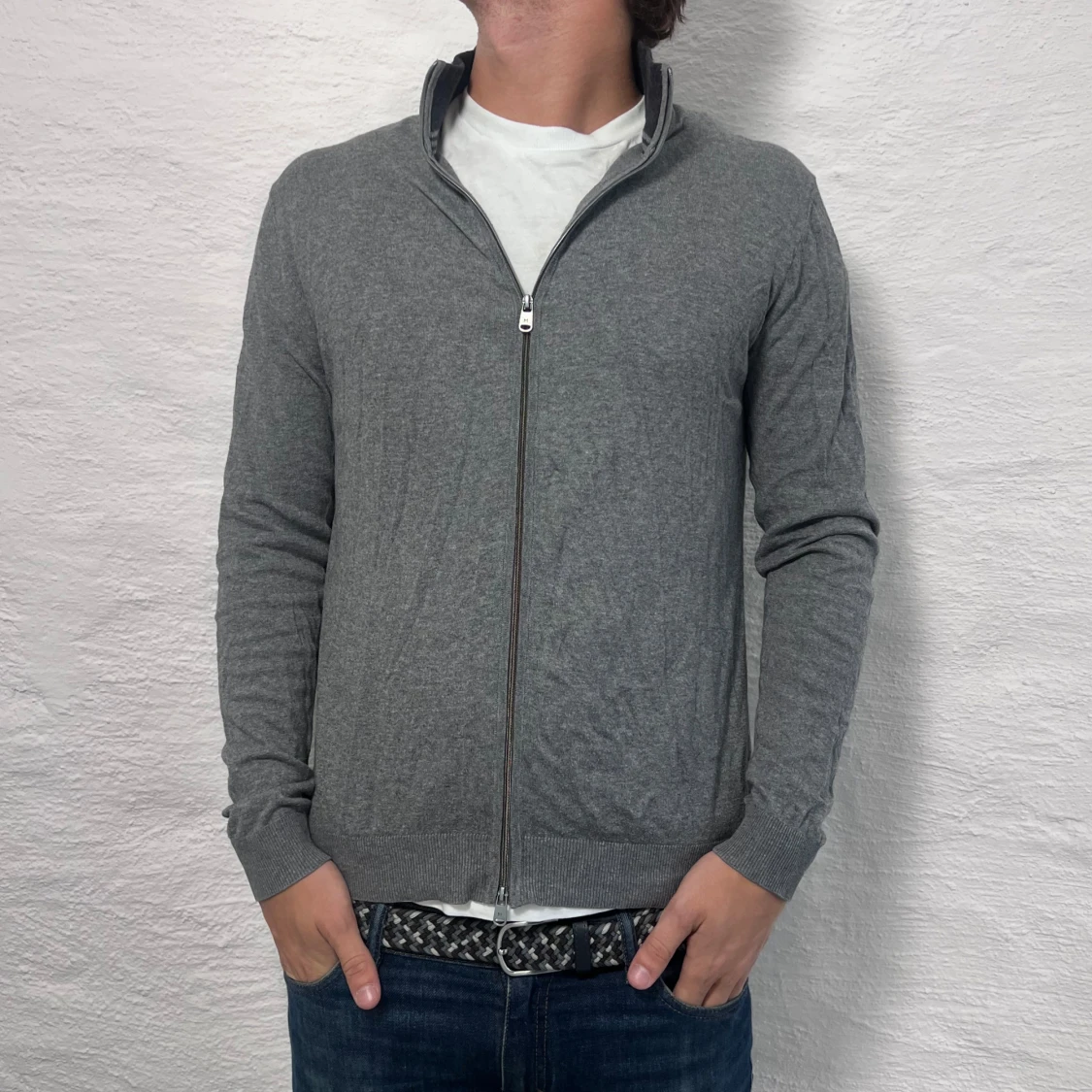 Grå kofta med dragkedja