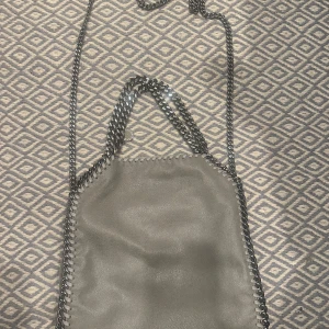 Stella McCartney väska  - Knappt använd , jättebra skick. Köpt på Nk i våras. Äkthetbevis ingår men inte dustbag då jag ej har den. Nypris 10000