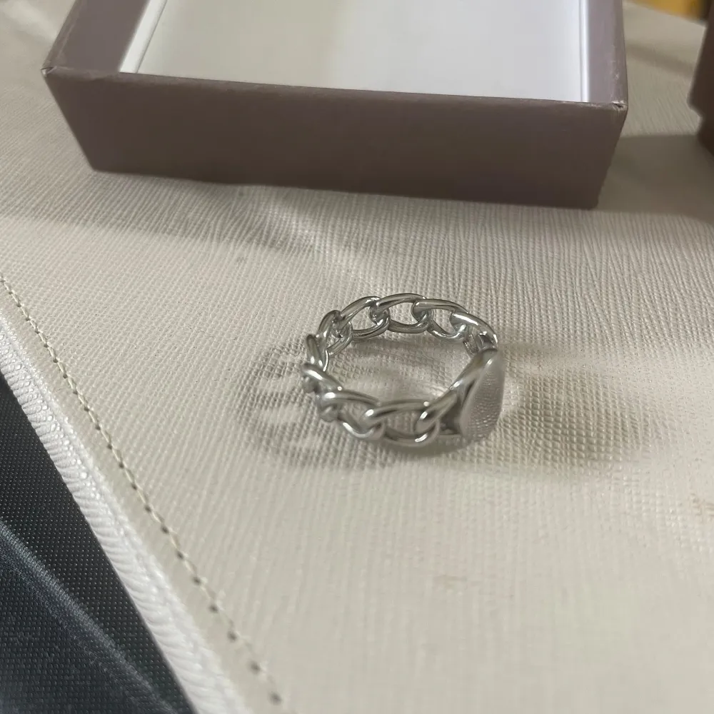 Silver ring som är ifrån ur&penn, använd några gånger men är som i ny skick och är rostfri  Original priset låg på 299 . Accessoarer.