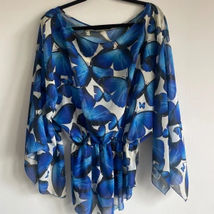 Blus med fjärilar på - Säljer denna fina blus ifrån Rinascimento, tillverkad i Italien och storlek L. Säljer för 300 kr 💙🦋