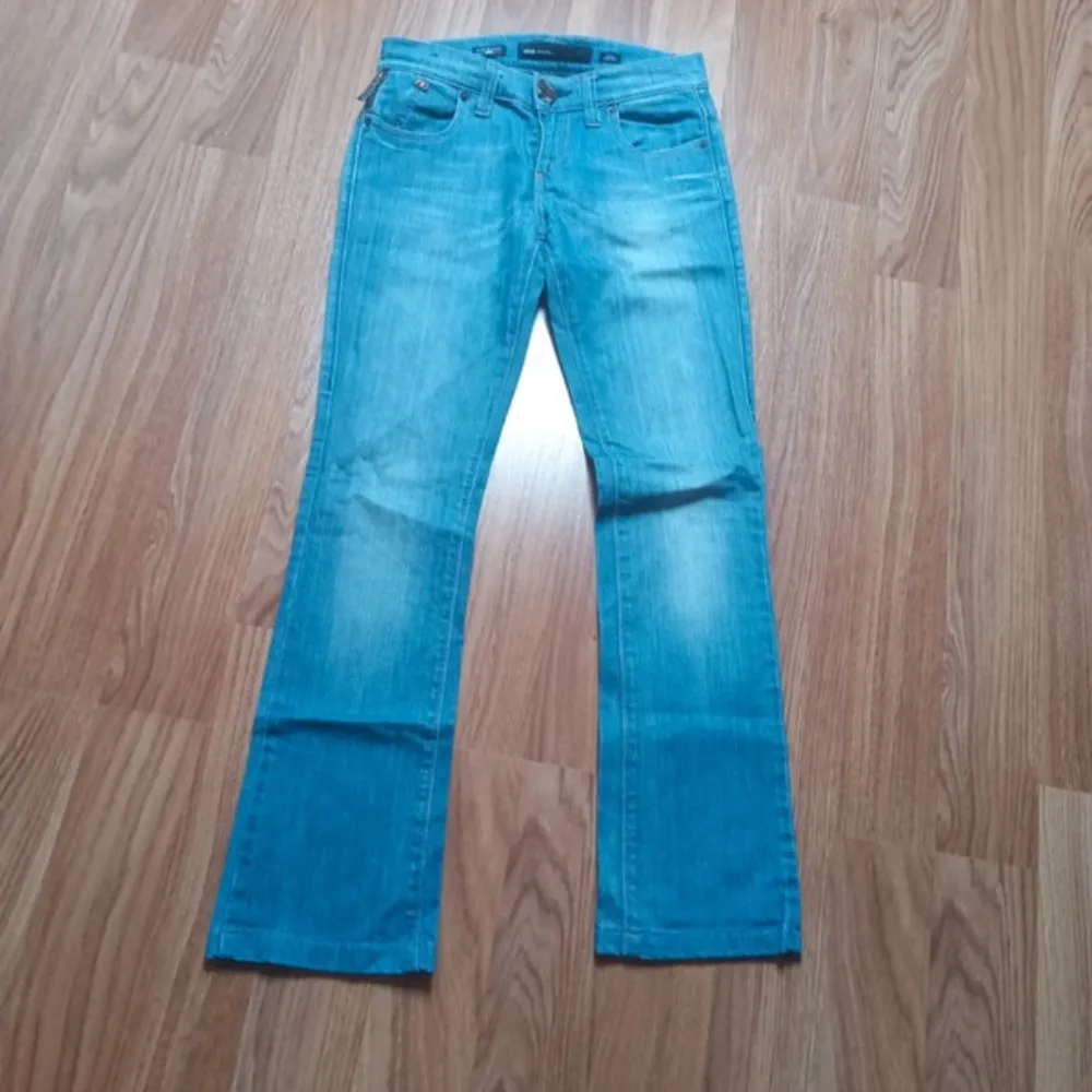 Jätte snygga miss sixty jeans, 2000s. Midjemått 36 cm. Jeans & Byxor.