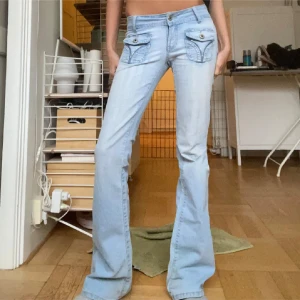 Lowwaist bootcut jeans - Så snygga unika jeans i bra skick, lite slitningar längst ner men inget man tänker på💕💕Midjemått tvärs över är ungefär 37 och innerbenslängden är 83cm!